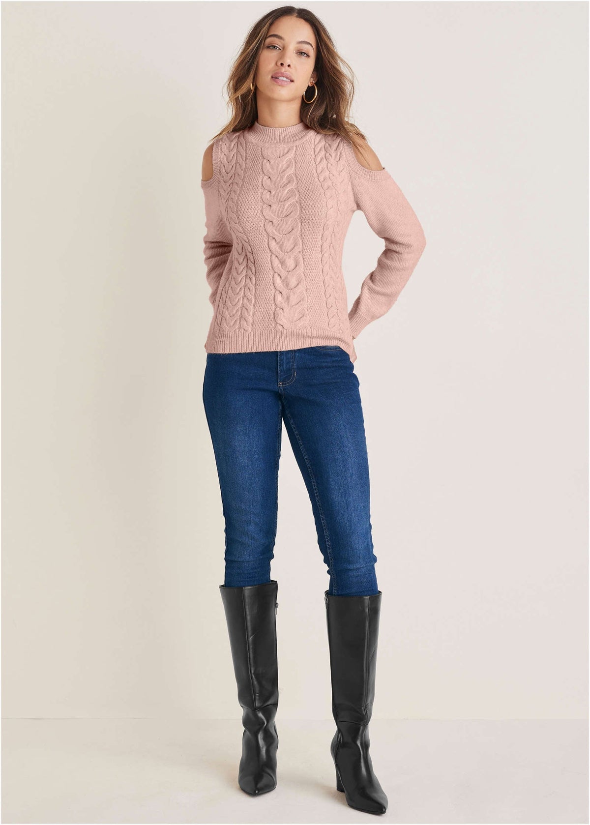 Pull à torsades femme épaules dénudées