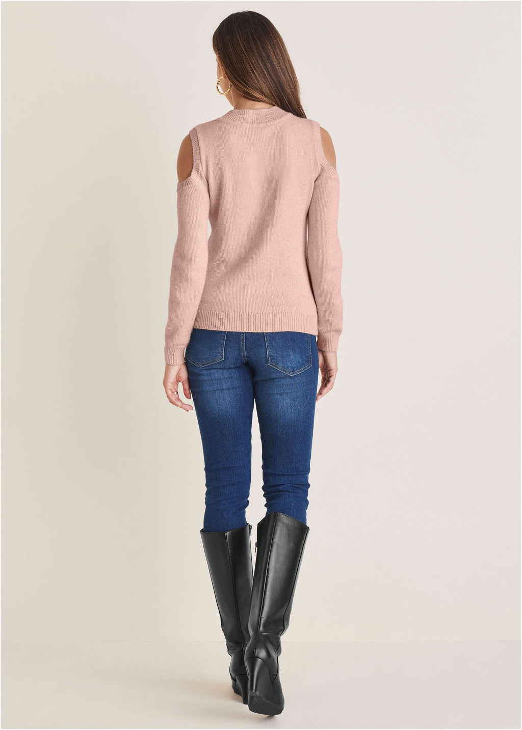 Pull à torsades femme épaules dénudées
