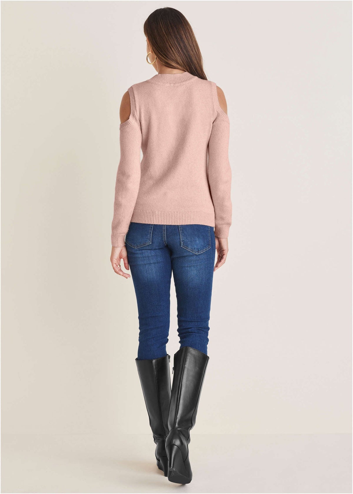 Pull à torsades femme épaules dénudées