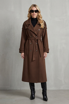 Brązowy damski trencz oversize z paskiem i dwurzędowymi guzikami