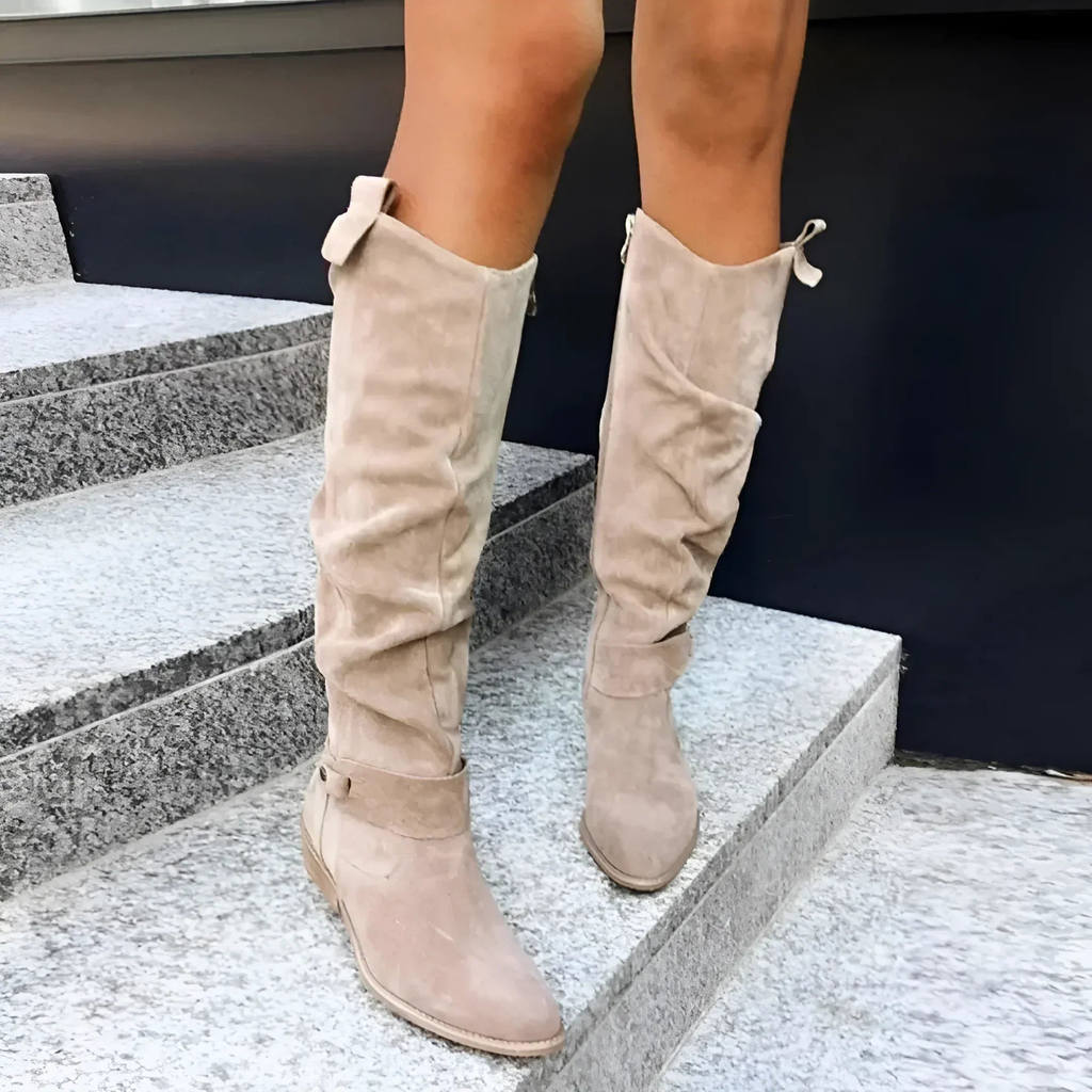 Botas de mulher acima do joelho com cano franzido e salto baixo