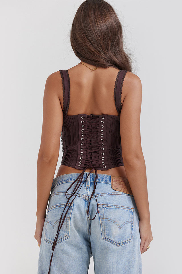 Kobieta w koronkowym topie corset bez rękawów
