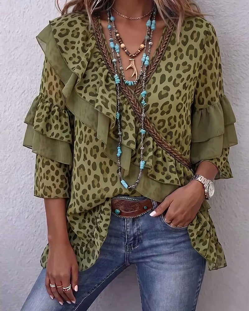 Blusa de mujer de estampado de leopardo con volante y escote en V