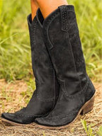 Botas de cowboy de mulher acima do joelho com tachas decorativas