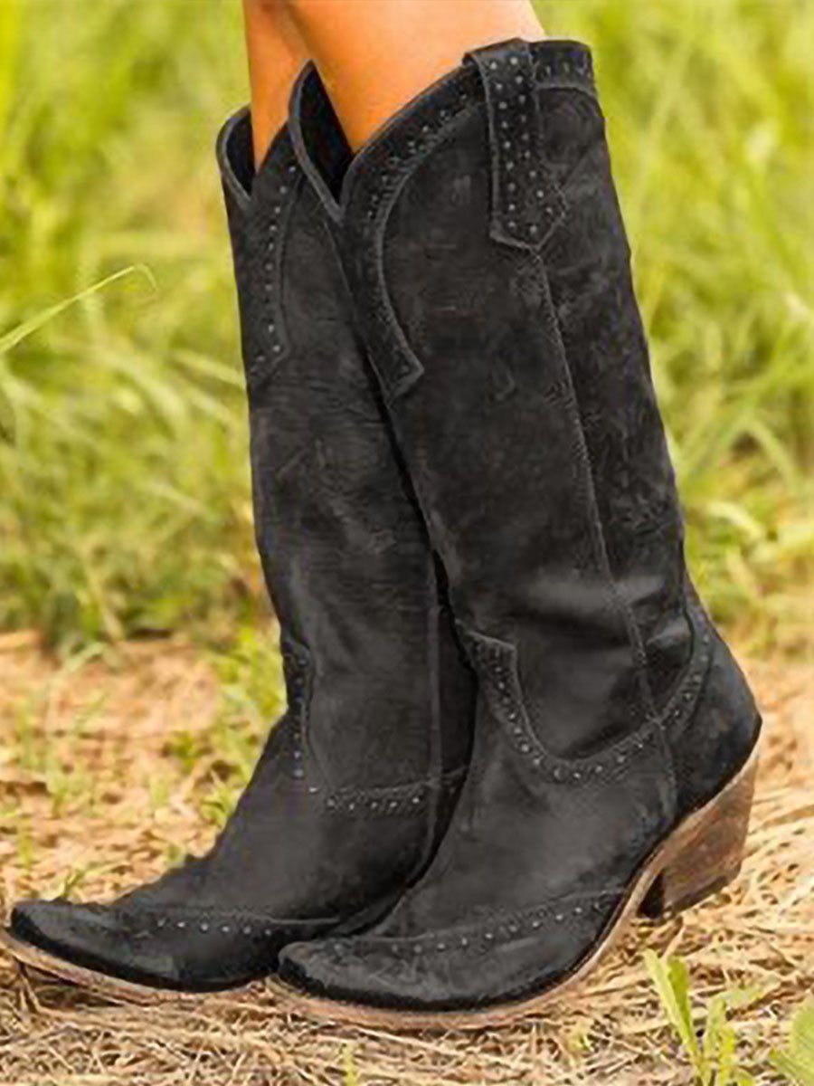 Botas de cowboy de mulher acima do joelho com tachas decorativas