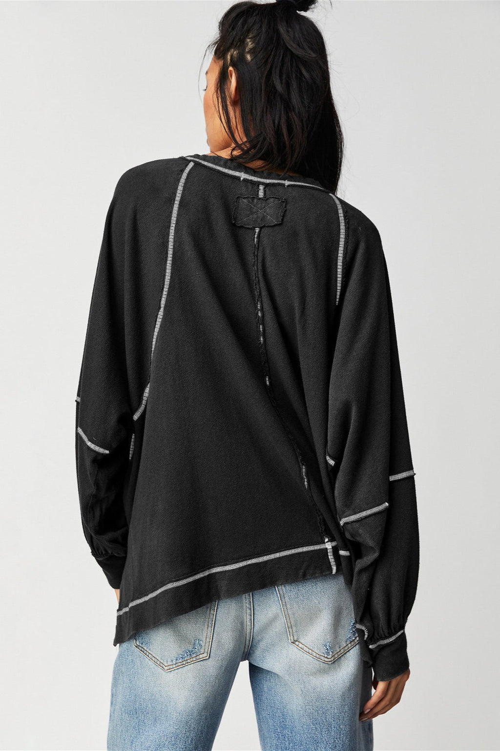 Sudadera negra de mujer con escote en V y costuras en contraste