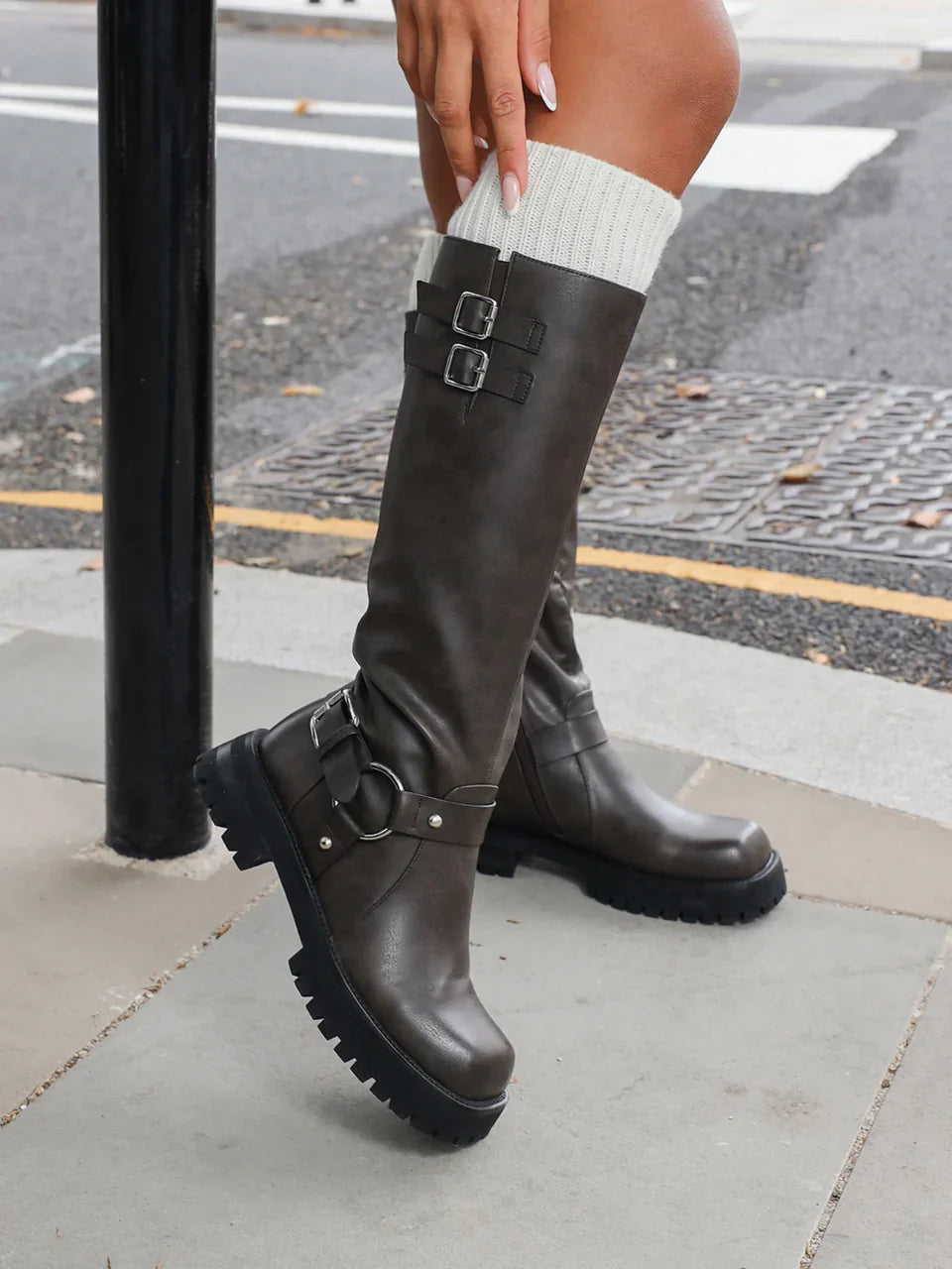 Botas de mulher estilo motard com fivelas, castanhas