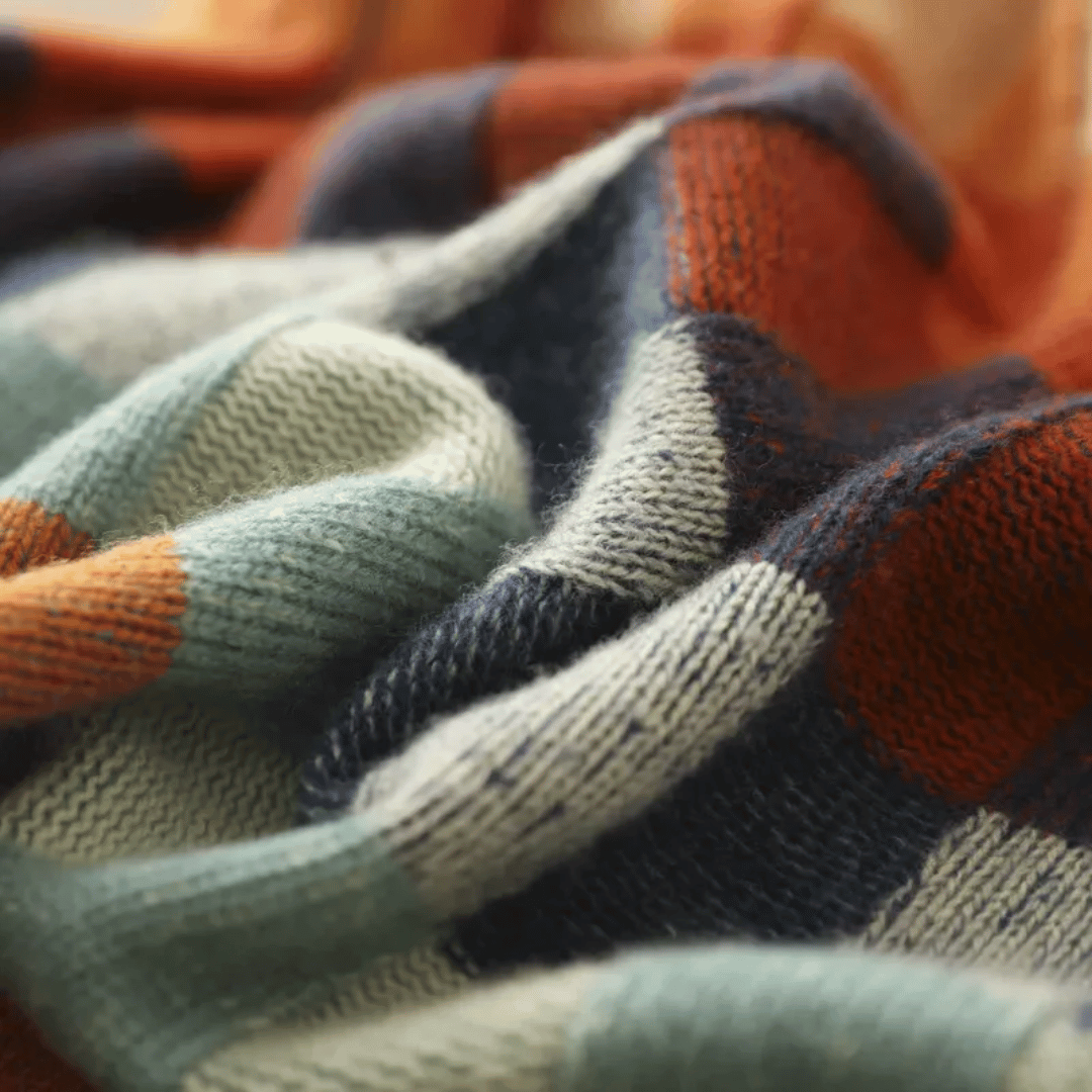 Damski sweter z golfem w patchworkowy wzór