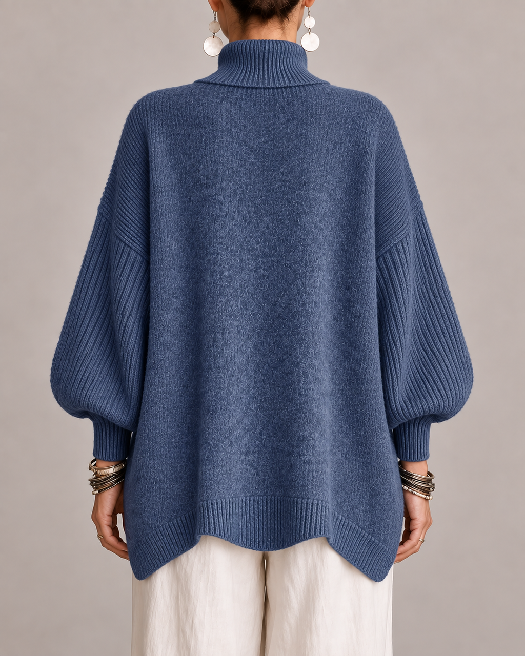 Damski sweter oversize z golfem i długimi prążkowanymi rękawami