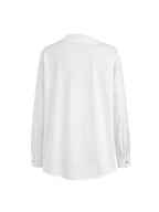 Blusa branca de mulher assimétrica com botões e mangas compridas