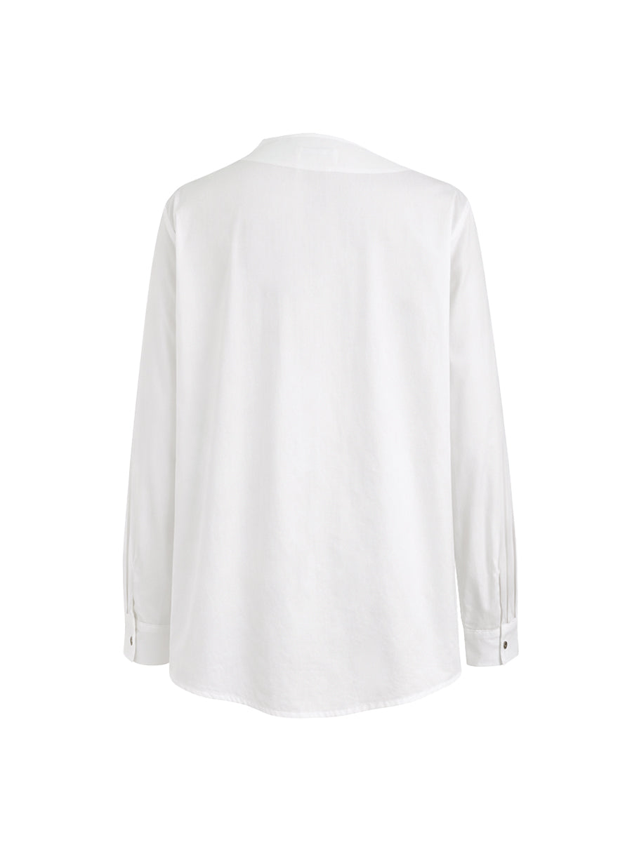 Blusa branca de mulher assimétrica com botões e mangas compridas