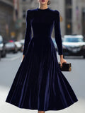 Vestido midi de mulher em veludo com mangas compridas