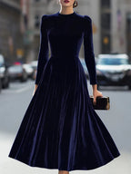 Vestido midi de mulher em veludo com mangas compridas