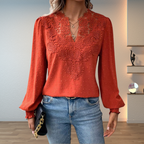 Blusa de renda de mulher com decote em V e mangas compridas