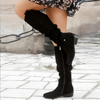 Botas de mulher acima do joelho com cano franzido e salto baixo