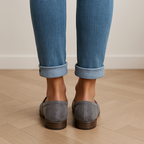 Mocassins de mulher de enfiar com tira e biqueira em amêndoa