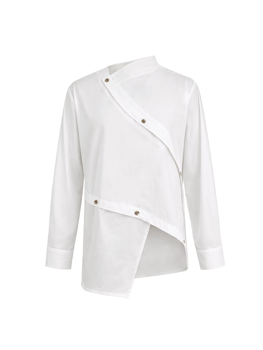 Blusa branca de mulher assimétrica com botões e mangas compridas