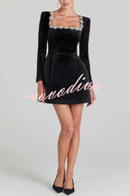 Robe mini femme à finition velours, décolleté orné