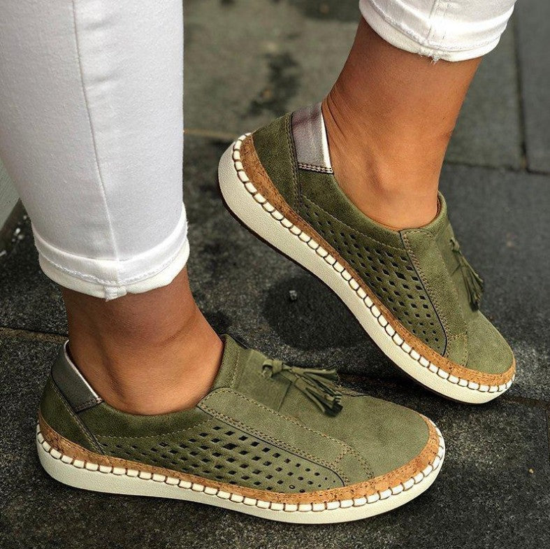 Damskie sneakersy wsuwane z perforowanymi bokami i ozdobnym frędzlem