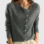 Strikket cardigan til damer med knapper og rund hals