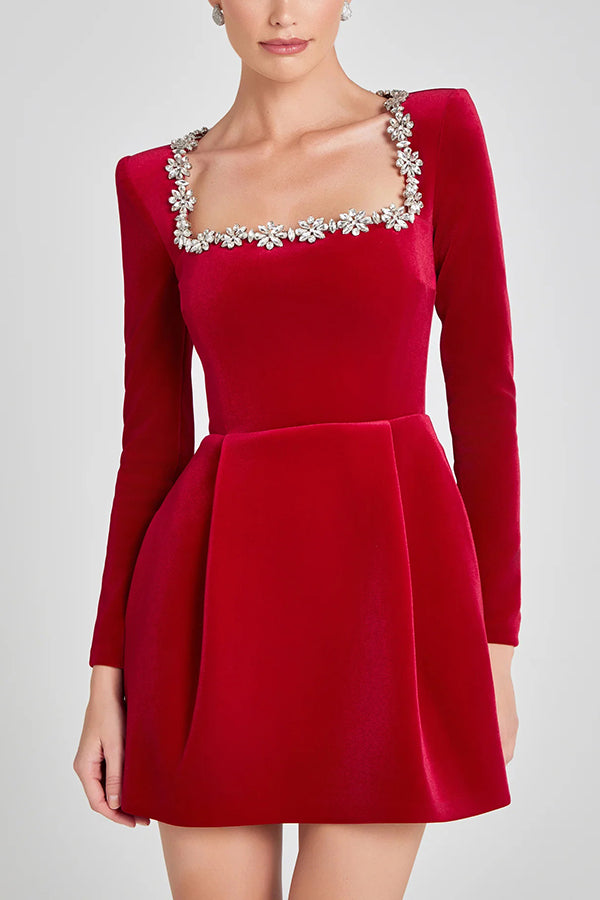 Robe mini femme à finition velours, décolleté orné