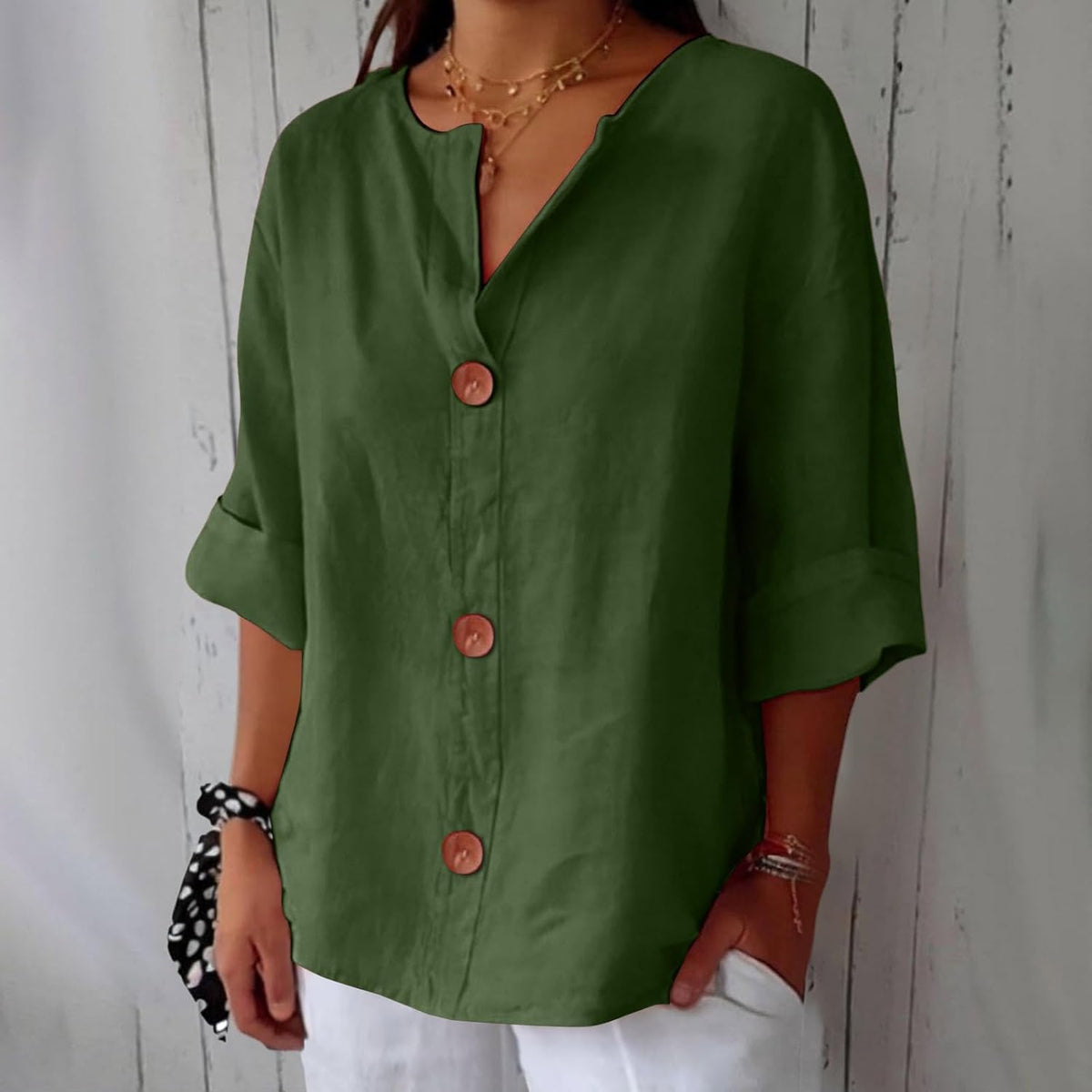 Blusa oversize de mulher com decote em V e botões, manga 3/4