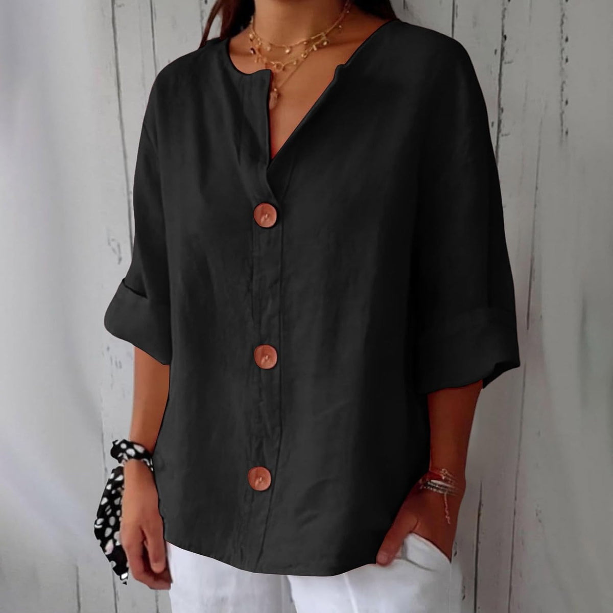 Blusa oversize de mulher com decote em V e botões, manga 3/4