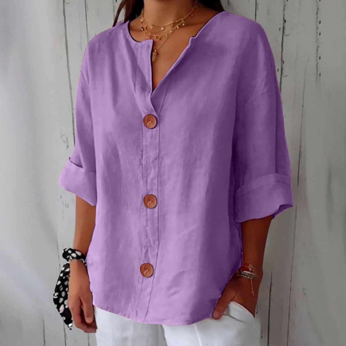 Blusa oversize de mulher com decote em V e botões, manga 3/4