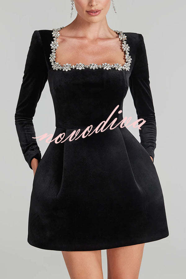 Robe mini femme à finition velours, décolleté orné