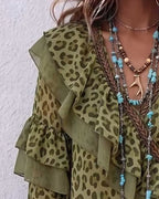 Blusa de mujer de estampado de leopardo con volante y escote en V