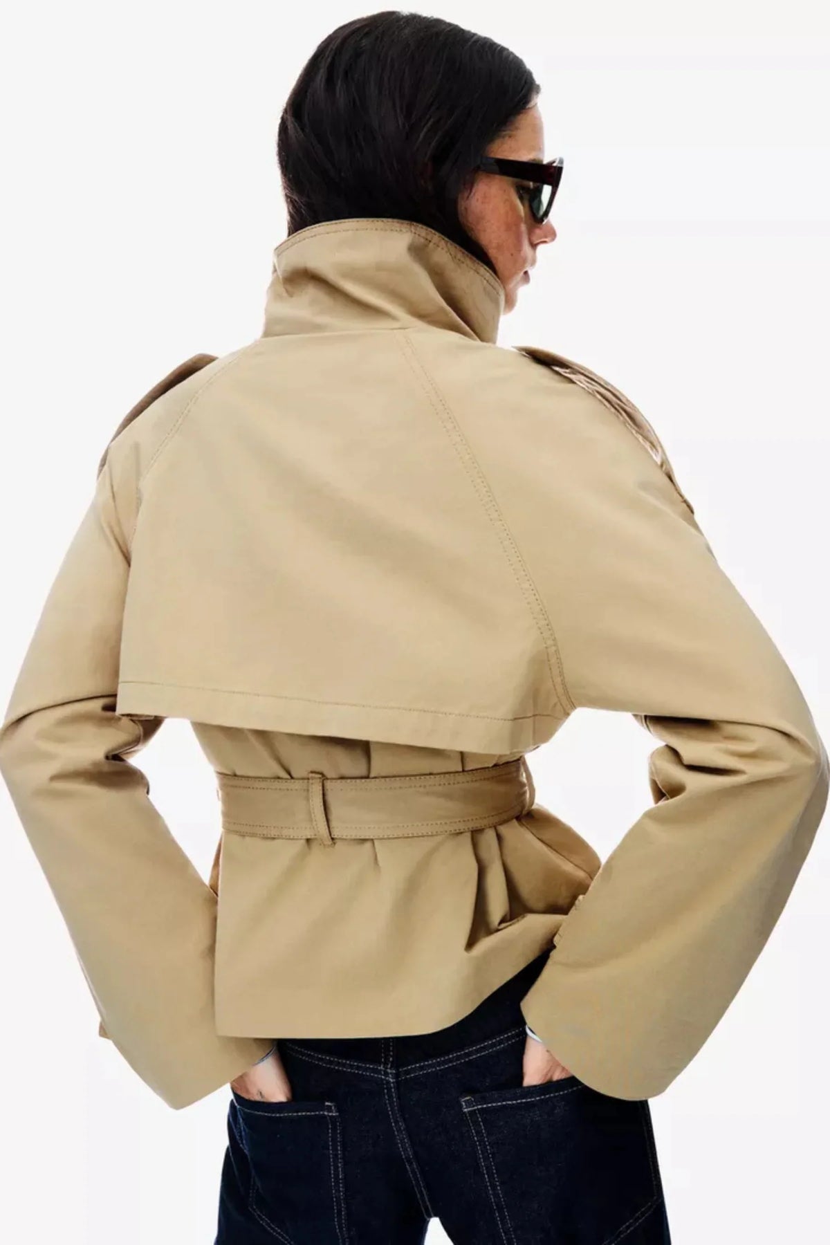 Gabardina corta de mujer cruzada con cinturón