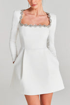 Robe mini femme à finition velours, décolleté orné