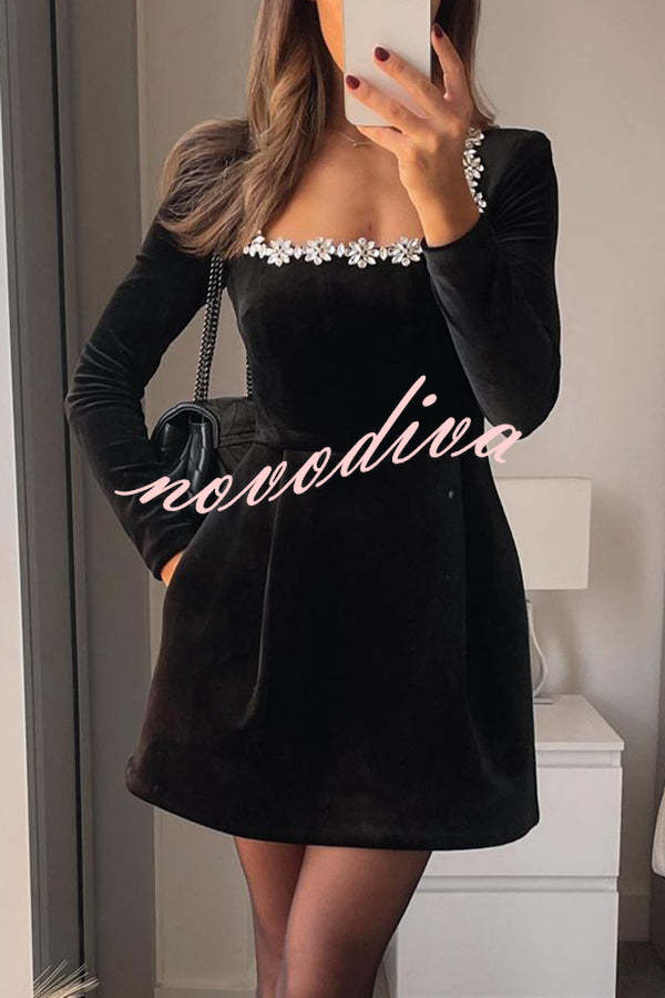 Robe mini femme à finition velours, décolleté orné