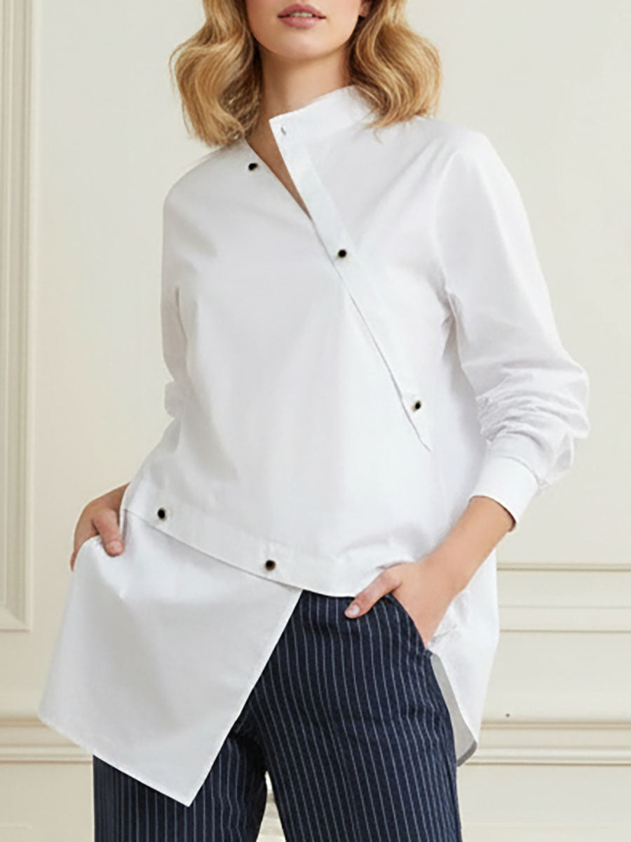 Blusa branca de mulher assimétrica com botões e mangas compridas