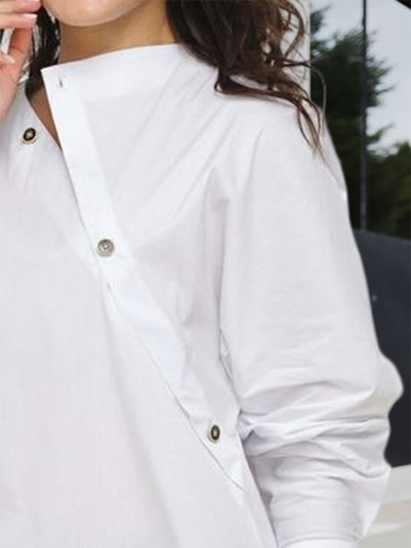 Blusa branca de mulher assimétrica com botões e mangas compridas