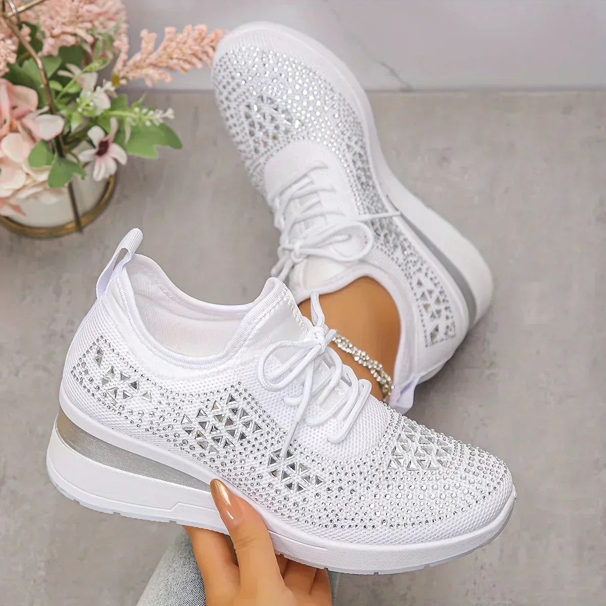 Sneakers donna con dettagli decorativi e plateau