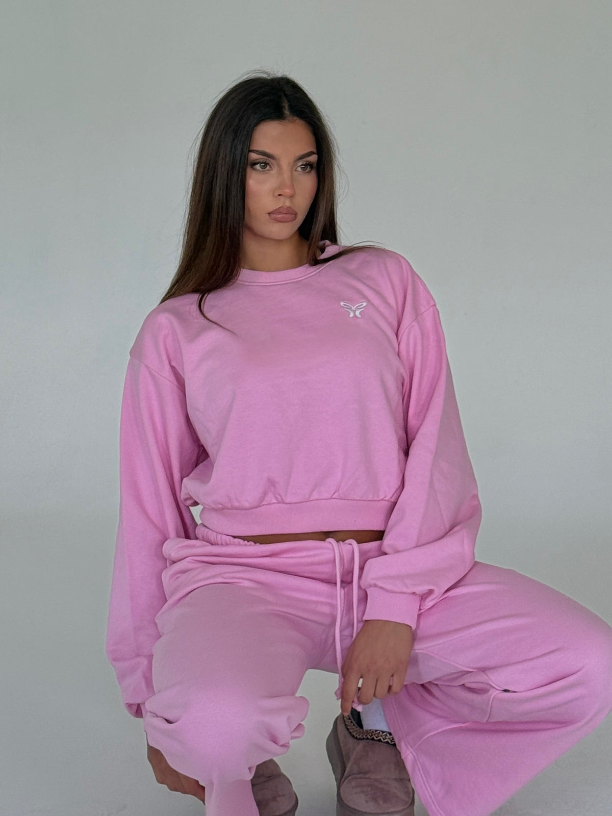 Kort lyserød sweatshirt til damer med rund hals