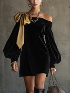 Vestido mini de mujer negro aterciopelado con escote Bardot