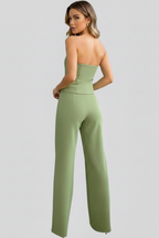 Conjunto de mujer con top corsé y pantalones anchos