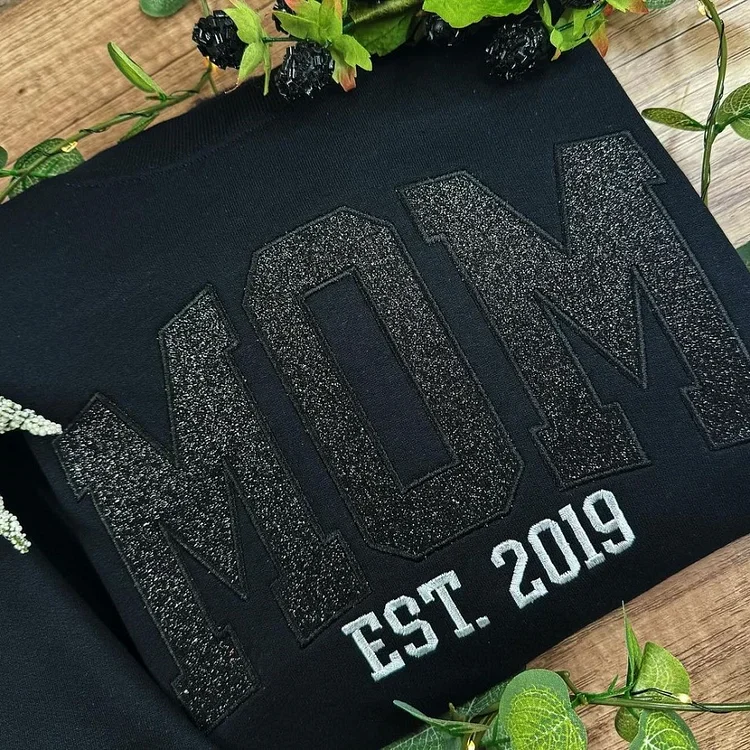 Czarna damska bluza z napisem MOM EST. 2019