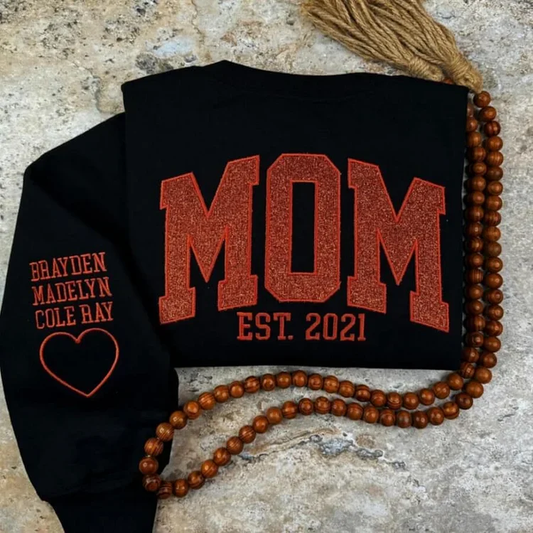 Czarna damska bluza z napisem MOM EST. 2019