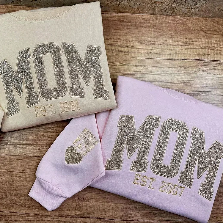 Czarna damska bluza z napisem MOM EST. 2019