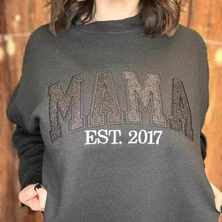 Czarna damska bluza z napisem MOM EST. 2019