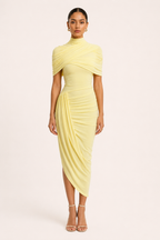 Vestido midi justo de mulher com gola alta e drapeados