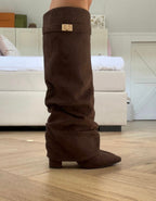 Bottes femme froncées marron à bout pointu et boucle