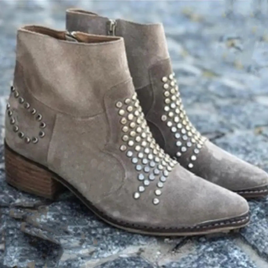 Botins de mulher com ornamentos, biqueira pontiaguda e sola grossa