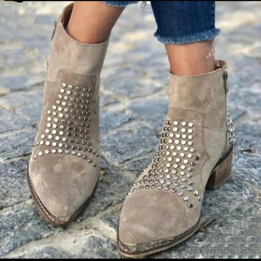 Botins de mulher com ornamentos, biqueira pontiaguda e sola grossa
