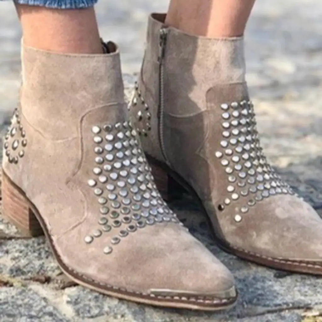 Botins de mulher com ornamentos, biqueira pontiaguda e sola grossa