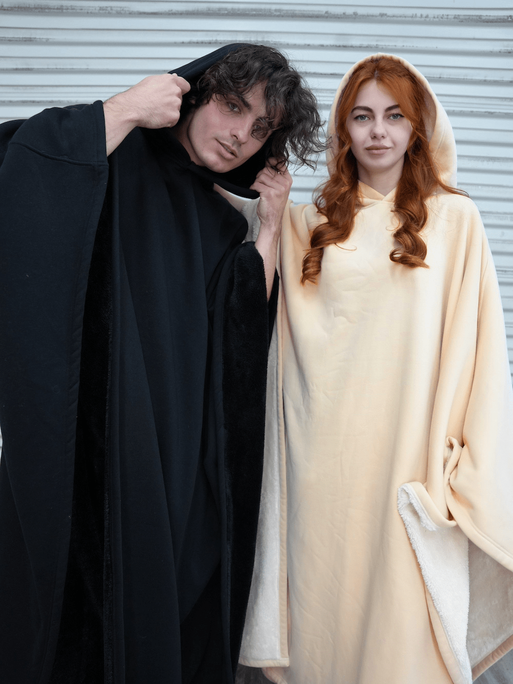 Poncho unisex con cappuccio, taglio ampio, fodera
