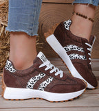 Damskie sneakersy sznurowane z kontrastowymi panelami i grubą podeszwą